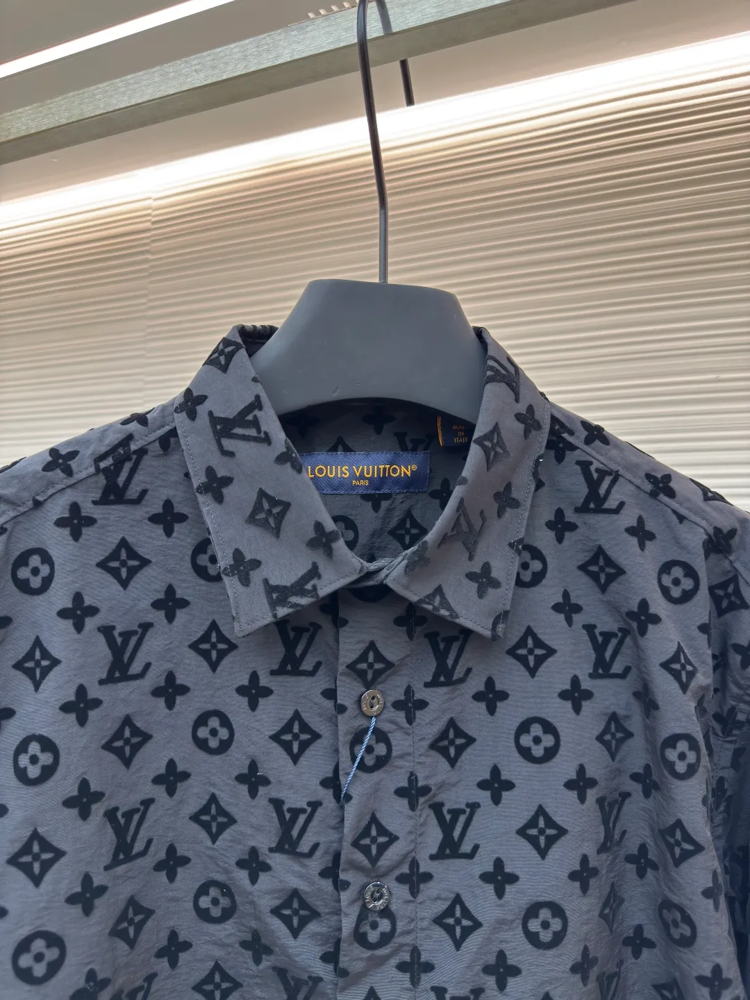 LOUIS VUITTON flocked long-sleeved shirt ●Authentic product: purchased and developed in 19984 ●Item number: 1680579-A45 ●Fabric: nylon plain fabric ●Technology: flocking production ●Version: fitted version ●Weight: about 245 grams ●Size: S-M-L-XL ●Description: The bottom of the high-count and ultra-high-density plain weave is dyed with a bluish black color to create a contrast between the bottom and the color of the pattern. The pattern is made of imported velvet to reflect the pile height and density of the original board. It is pasted with imported environmentally friendly super strong glue to ensure that the velvet will not fall off after washing. The entire piece of clothing is cut by infrared alignment to ensure that every part is in alignment. The overall wiring is straight and delicate, the fabric is comfortable and soft, and the color is consistent without color difference. It can be matched with the same style to create a fashionable look and control various occasions. Customized accessories, complete with three standards, same style for men and women!